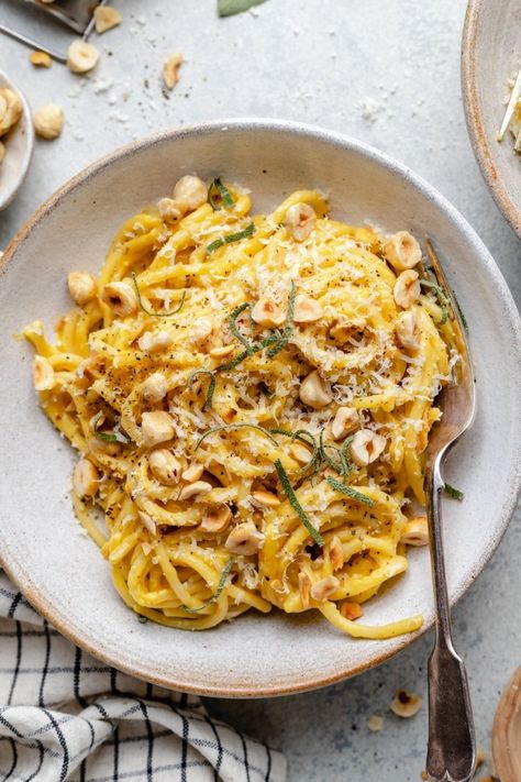 Incredible brown butter acorn squash pasta tossed with toasted hazelnuts, sage, and a sprinkle of freshly grated parmesan. This wonderful pasta dish has a sweet & savory acorn squash sauce and is the perfect comfort food for fall and winter! #pasta #vegetarian #comfortfood #squash #healthydinner Acorn Squash Apple Recipes, Acorn Squash Pasta, Food For Fall, Squash Pasta Recipe, Squash Sauce, Pasta Vegetarian, Winter Pasta, Turkey Lasagna, Fall Meals