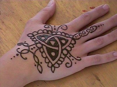 Celtic Henna, Rosary Tattoo On Hand, Mehndi Pictures, Tattoos On Hand, Henna Pictures, On Hand Tattoo, Cool Henna Designs, Tattoo Designs Henna, Celtic Tattoo Designs