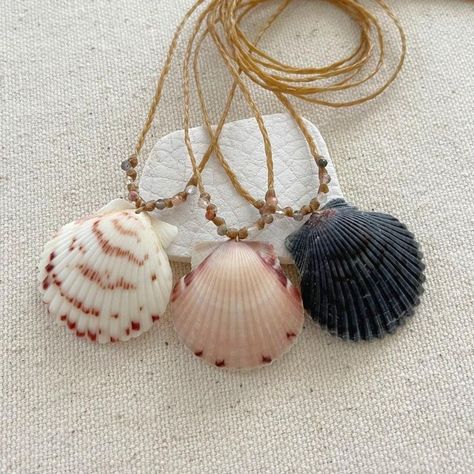 Beachy Necklaces, Shell Necklace Diy, Bead Business, Seashell Necklaces, Scallop Seashell, Seashell Beach, Art Coquillage, Surf Jewelry, Tropical Ocean