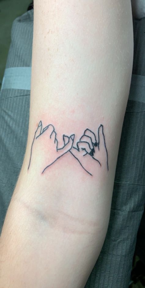 Pinky promise tattoo; one hand with shaded nails and one hand without shaded nails♥️😍 #tattoosforwomen #tattooideas #minimalisttattoo Tattoo Without Shading, Linked Pinkies Tattoo, Holding Pinkies Tattoo, Pinkie Holding Tattoo, Drawing Of Pinky Promise, One Line Pinky Promise Tattoo, Pinky Promise Tattoo, Traditonal Tattoo, Promise Tattoo