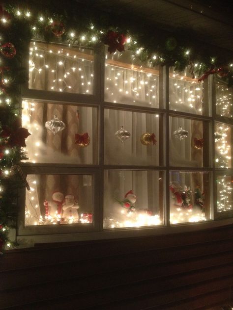 Christmas Decor Ideas Big Window, Bay Window Christmas Wreath, Bay Window Christmas Decor Outdoor, Big Window Christmas Decor, Window Frame Christmas Decor, Outdoor Christmas Window Decorations, Front Window Christmas Decor, Christmas Decor For Windows Inside, Window Decor For Christmas