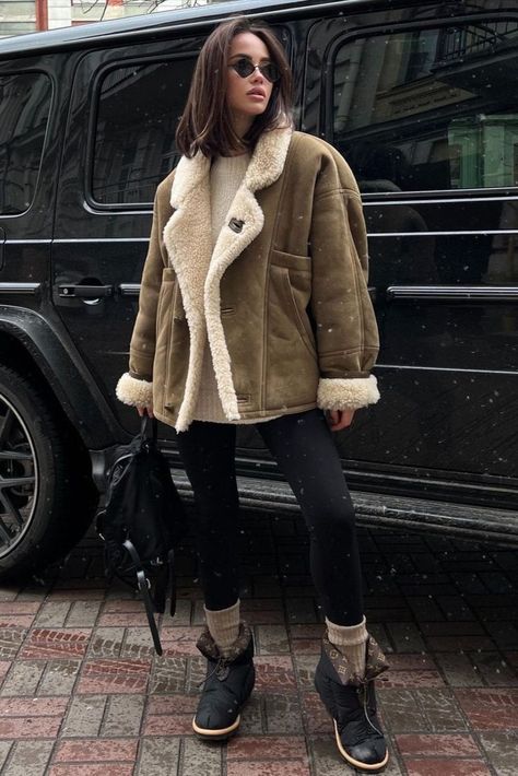 Casual Outfit Inspiration, Sheepskin Coat, Fall Capsule Wardrobe, Street Style Winter, Coat Outfits, Shearling Jacket, Style Outfits, Winter Looks, Look Fashion