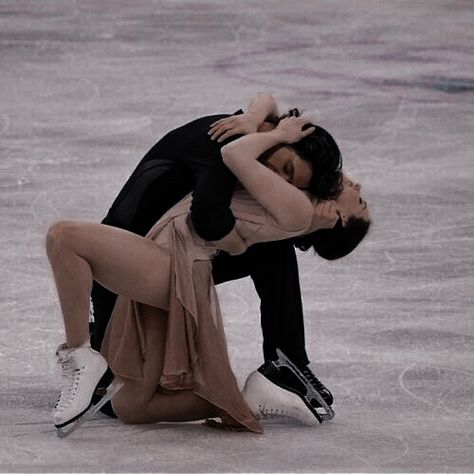 Skater Couple, Katharina Witt, Virtue And Moir, Tessa Virtue Scott Moir, Tessa And Scott, Figure Ice Skates, Scott Moir, Skating Aesthetic, Sports Aesthetic