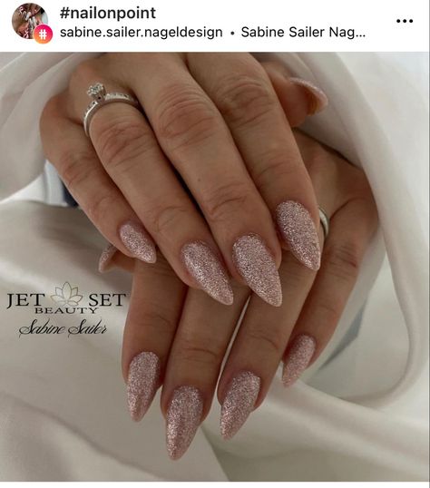 Rose Gold Glitter Rose Gold And Silver Nails, Debut Nails, Rose Gold Glitter Nails, Rose Gold Nails Glitter, Rose Gold Dress, Aesthetic Roses, Rose Gold Nails, Glitter Roses, Prom Nails