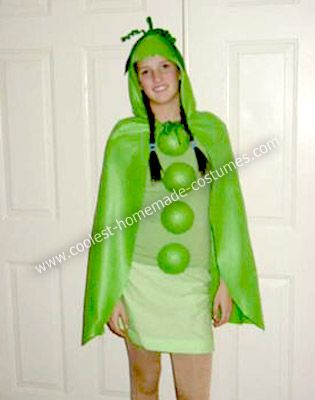 Homemade Sweet Pea Costume: My daughter couldn’t decide what she wanted to be this Halloween until one day I was eating peas in pasta at a restaurant and an idea came to me. I researched Tomato Costume, Halloween Do It Yourself, Pickle Costume, Autumn Costume, Vegetable Costumes, Fruit Costumes, Group Costume Ideas, Green Costume, Green Hair Dye