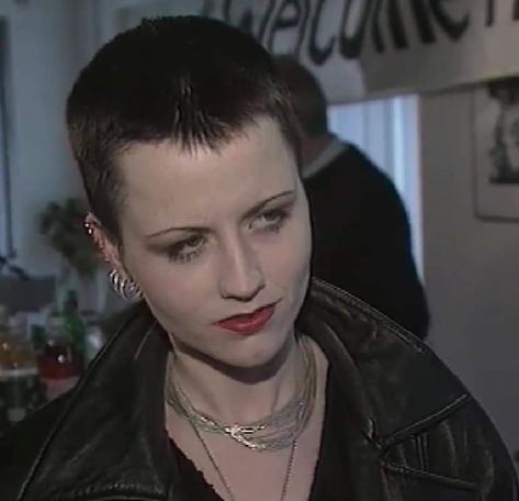 Dolores O'riordan Aesthetic, Dolores Cranberries, Irish Musicians, Dolores O'riordan, Haircut Inspo, Oufits Casual, Dream Pop, Punk Hair, Amy Lee