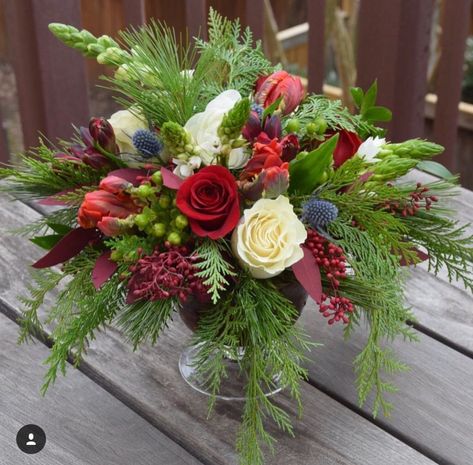 Fresh Floral Christmas Centerpieces, Winter Silk Flower Arrangements, Unique Christmas Floral Arrangements, Christmas Fresh Floral Arrangements, Christmas Floral Centerpieces Diy, Holiday Floral Centerpieces, Christmas Fresh Flower Arrangements, December Floral Arrangements, Diy Christmas Floral Arrangements