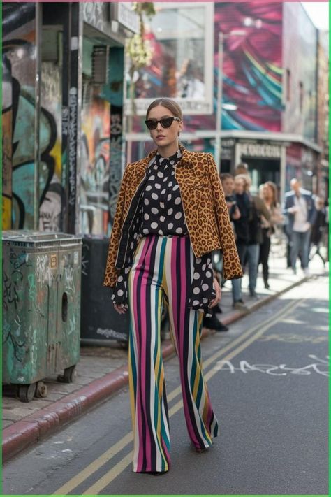 Trendy Cargo Pants Outfit, Eclectic Style Clothing, Mixing Patterns Fashion, Bold Fashion Outfits, Pattern Mixing Outfits, Pattern Street Style, Mixed Prints Outfit, Mixing Prints Fashion, Cargo Pants Outfit Ideas