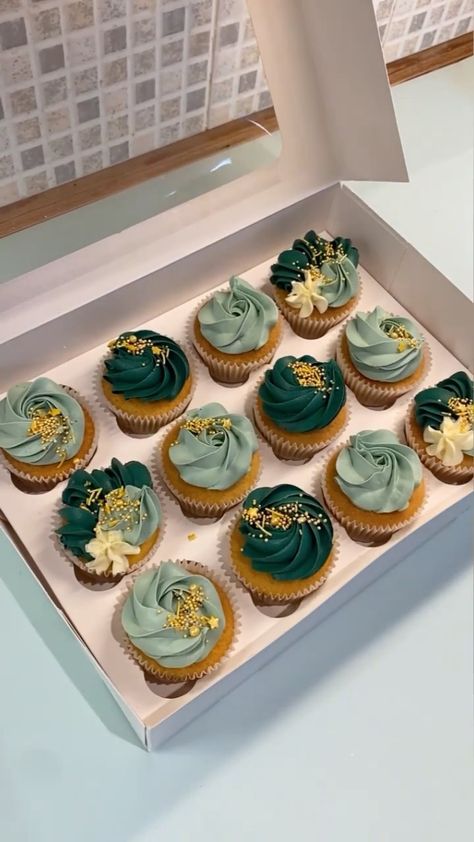 bakeitprettygf on Instagram: Seems you all loved the emerald green and gold colour scheme as much as I did on the photo of this set! 🌟 💫 Emerald and sage @colour.mill… Dessert Table Ideas Emerald Green, Emerald Green 40th Birthday, Emerald Green And Gold Cupcakes, Sage Green Graduation Party Decorations, Green Gold Cupcakes, Emerald Green Cake Birthday, Emerald Green Cupcakes, Emerald Green Quinceanera Cake, Emerald Green Dessert Table