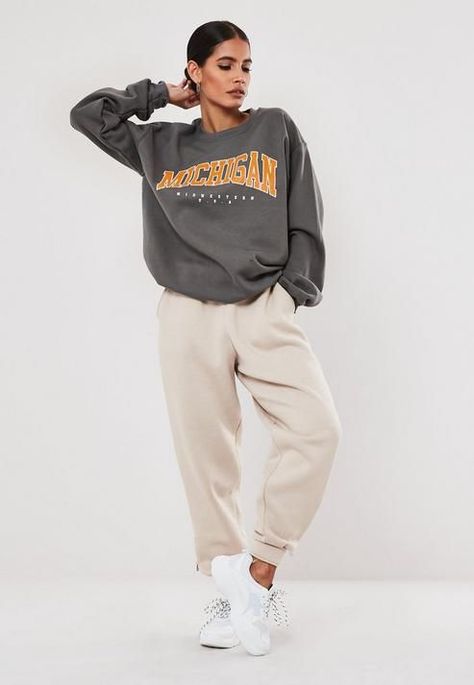 e6d8545daa42d5ced125a4bf747b3688desc48441319ri Model Pose Ideas, Oversized Tshirt Outfit, Crewneck Sweatshirt Outfit, Sweatshirt Model, Model Pose, Sweatshirt Fabric, Sweatshirt Outfit, Gym Tops, Streetwear Fashion Women