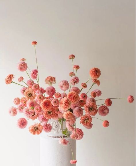 Pink Green Flower Arrangements, Autumn Flower Decorations, Artistic Flower Arrangements, Bright Fall Flowers, Monochromatic Wedding Flowers, Land Design, Modern Floral Arrangements, Weather Today, Design Illustrations