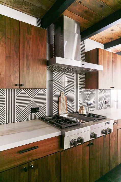 Pacific Northwest Kitchen Design, Midcentury Modern Range Hood, Mcm Range Hood, Mid Century Modern Range Hood, Mcm Kitchen Backsplash Tile, Mid Mod Kitchen, Kitchen Niche, Midcentury Kitchen, One Wall Kitchen