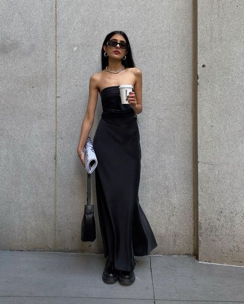 natasha (@narrinanatasha) • Instagram photos and videos Strapless Dress Outfit Casual, Black Strapless Dress Outfit, Strapless Dress Outfit, Dress Street Style, Dress Outfit Casual, Black Strapless Dress, Total Black, Dress Outfit, Street Chic