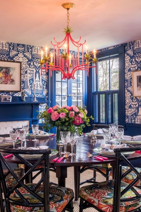 Eclectic Dining Room Ideas, Asian Dining Room, Chinoiserie Dining Room, Chinoiserie Interior, Modern Chinoiserie, Eclectic Dining Room, Eclectic Dining, Dining Room Blue, Chinoiserie Decorating