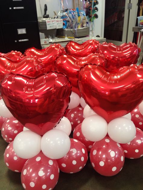 Centerpieces For Party Diy, Valentines Day Centerpieces, Valentines Balloons Decorations, Centerpieces For Party, Valentines Balloons Bouquet, Sweetheart Valentines, Party Centerpieces Diy, Hate Valentines Day, Valentines Birthday Party