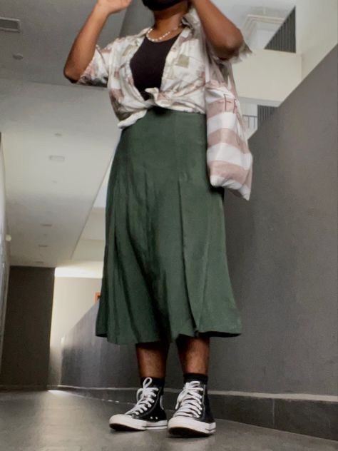 green midi skirt with converse for a casual look Skirt With Converse, Styling A Midi Skirt, Green Midi Skirt, Midi Skirt, Converse, Skirt, Green, Pants, Trousers