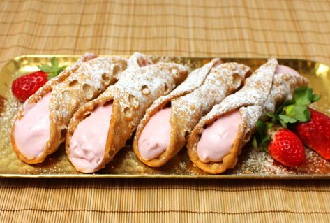 Cannoli Recipe Filling, Strawberry Cannoli, Dessert Shells, Cannoli Recipe Easy, Cannoli Desserts, Country Desserts, Eclairs Dessert, Waffle Pops, Cannoli Shells