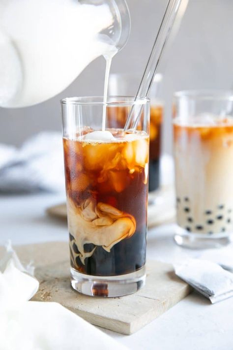 Make Bubble Tea, Bubble Tee, How To Make Bubbles, Bubble Tea Recipe, Bubble Tea Shop, Philippines Food, Tapioca Pearls, Thai Street Food, Thai Tea