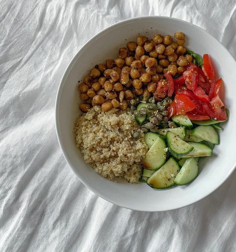 Protein Bowl Aesthetic, Quinoa And Brown Rice Bowls, Quinoa Bowl Aesthetic, Quinoa Salad Aesthetic, Health Easy Meals, Medeteranian Bowl, Quinoa Aesthetic, Meals With Quinoa, That Girl Food