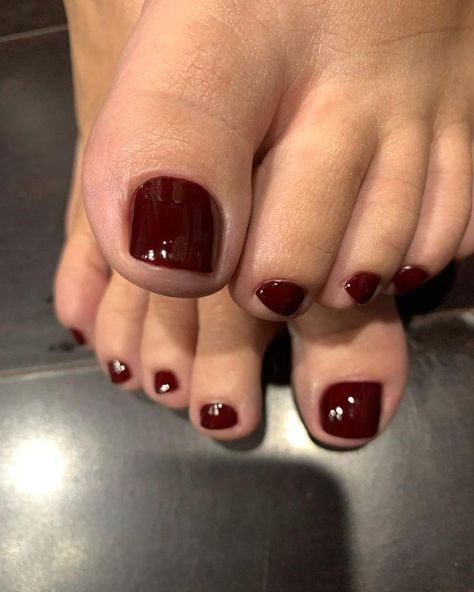 The Best Pedicure Colors To Try For Fall Late Summer Pedicure, Fall Toe Nails 2024, Fall Toe Nails Ideas Autumn, Pedicure Autumn, September Pedicure, Fall 2024 Pedicure Colors, Fall Toes Colors, Fall Toenail Colors, Christmas Pedicure Ideas Toes