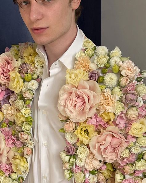 Suit With Flowers, Floral Menswear, Boho Clothing Men, Flower Blazer, Flower Suit, Flowery Outfits, Modeling Outfits, Flower Coat, Floral Suit