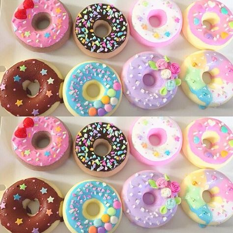 Donut Ideas Decoration, Donut Decorating Ideas, Fancy Donuts, Theme Bapteme, Donut Flavors, Cake Pop Decorating, Colorful Donuts, Pastel Cupcakes, Donut Decorations