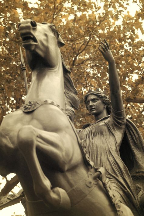 Statue of Boudica, Westminster Bridge, London.    Boudica, also known as Boadicea or Buddug (d. AD 60 or 61) was queen of the British Iceni tribe who led an uprising against the occupying forces of the Roman Empire. Queen Boudica, Iceni Tribe, Free Unit Study, Celtic Warriors, Westminster Bridge, Ancient Celts, Quaint Cottage, The Roman Empire, Warrior Queen