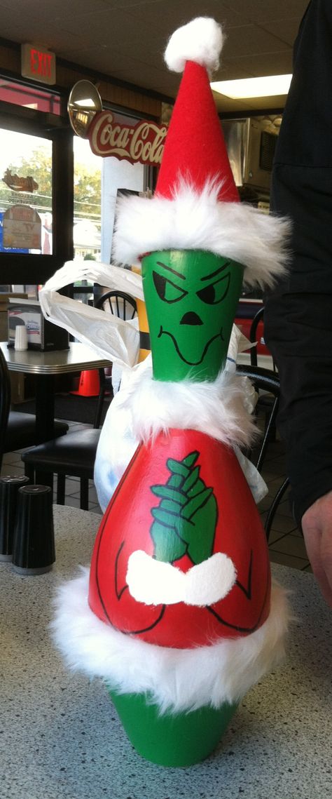 My original idea, the Grinch using acrylic paint and spray sealer. Did not sand pin unless it had dents. Fur around grinch from joann Grinch Pattern, Bowling Ball Crafts, Bowling Ideas, Bowling Pin Crafts, Bowling Ball Yard Art, Bowling Ball Art, Movie Crafts, Pin Crafts, Bowling Party