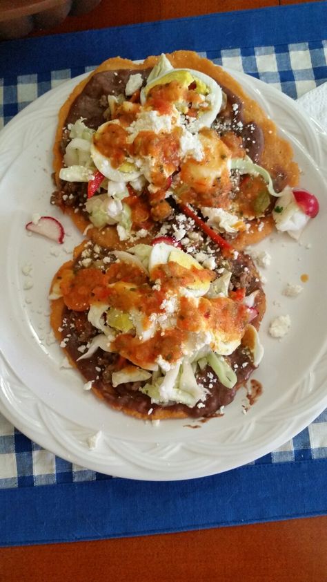 Enchiladas salvadoreno hecho en casa....homemade salvadoran street food, a traditional afternoon snack from el salvador Honduran Food Traditional, El Salvador Aesthetic Food, Salvadoran Breakfast, Salvador Culture, El Salvador Food, Salvador Food, Salvadoran Food, Honduran Recipes, Salvadorian Food