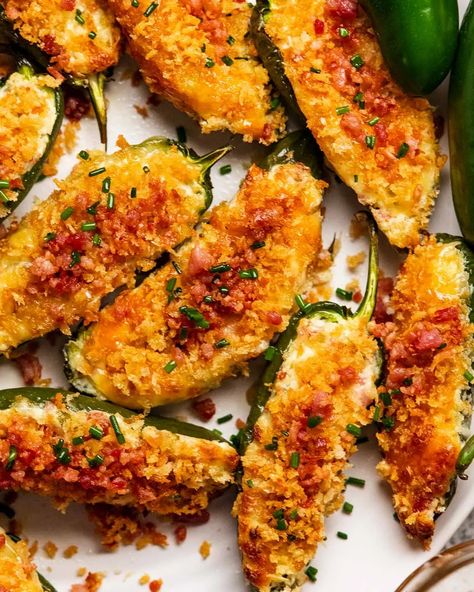 Close up of Jalapeño poppers Stuffed Jalapeno, Crispy Crackers, Jalapeno Popper Recipes, Cracker Toppings, Food Platter, Bacon Dip, Jalapeño Poppers, Poppers Recipe, Hot Appetizers