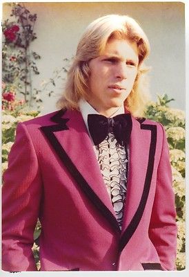 Mike is foxy with feathered hair. 80s Mens Prom, 80s Prom Suit, 80s Wedding Decorations, 80s Prom Men, 80s Tuxedo, 1970s Costumes, 1970s Prom, Formal Hairstyles Men, 80s Prom Party