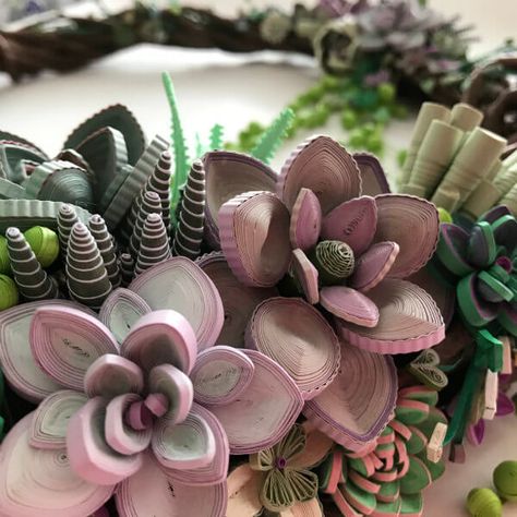 Close up of Licia Politis's quilled succulent wreath Quilled Roses, Paper Succulents, Neli Quilling, Paper Quilling For Beginners, Paper Quilling Flowers, Quilling Work, Art Quilling, Desain Quilling, Quilling Christmas