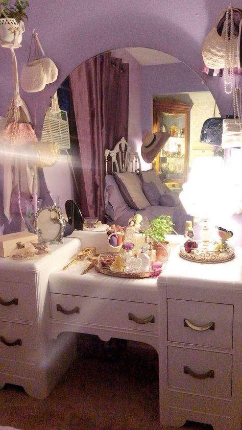 Glam Room Vintage, Vanity Old Fashioned, Vintage Vanity Benches, 50s Bedroom Aesthetic Vintage, Beauty Vanity Aesthetic, 80s Vanity Aesthetic, Vintage Vanity Set Up, Vintage Room Makeover, Small Retro Bedroom