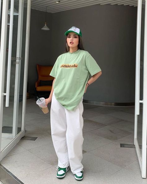 Outfits Verde, Outfit Verde, Instagram Community, Pastel Outfit, Classy Work Outfits, Autumn Clothes, Short Hair Styles Easy, Pinterest Girls, Kpop Fashion Outfits