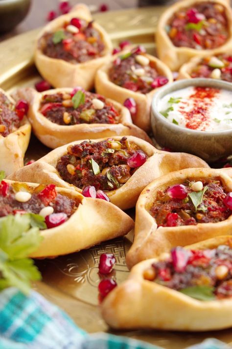 Middle Eastern Finger Food, Middle Eastern Appetizers For Party, Middle Eastern Dinner Party, Middle Eastern Appetizers, Buffet Drinks, Savoury Bites, Restaurant Appetizers, Homemade Cookbook, Lebanese Cuisine