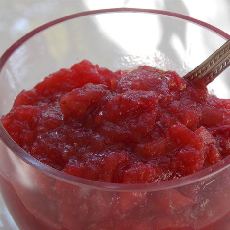 Easy Cranberry Applesauce Cranberry Applesauce, Raspberry Sauce Recipe, Slow Cooker Applesauce, Apple Crisps, Applesauce Recipe, Slow Cooker Apples, Cranberry Salad, Homemade Applesauce, Raspberry Sauce