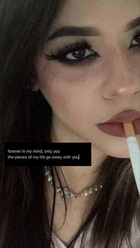 Grunge Makeup No Lashes, Grunge Prom Makeup Looks, Concert Makeup Grunge, The 1975 Concert Makeup, Dark Makeup Looks Aesthetic, Grunge Simple Makeup, Dark Eye Makeup Grunge, Simple Grunge Makeup Looks, Smudge Eyeliner Look Grunge