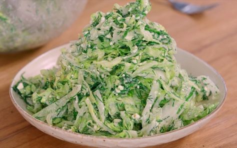 Marouli Salad, Tv Chefs, Chicken Pie, Large Salad Bowl, Iceberg Lettuce, Veg Recipes, Greek Recipes, Salad Bowls, How To Dry Oregano