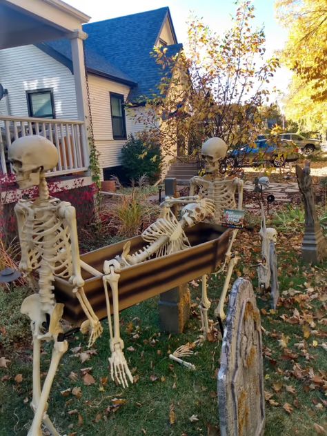 Halloween Coffin Decoration, Halloween Yard Decorations Diy, Halloween Garden Decorations, Scary Halloween Decorations Diy, Halloween Forum, Halloween Coffin, Pumpkin Designs, Fun Halloween Crafts, Halloween Garden