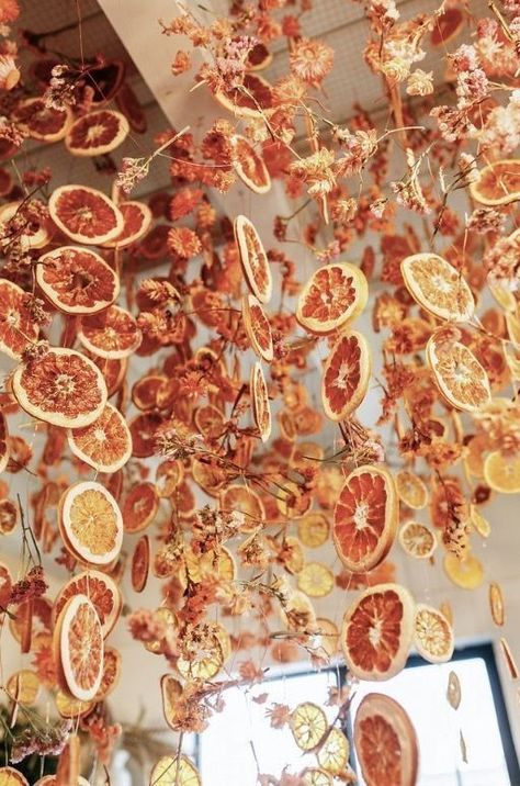 Dried Flower Kitchen, Dried Citrus Aesthetic, Autumn Flower Installation, Dried Flower Holiday Decor, Cottagecore Party Decor Diy, Winter Dried Flowers, Cottagecore Autumn Decor, Autumn Event Decor, Dried Fruit Wedding Decor