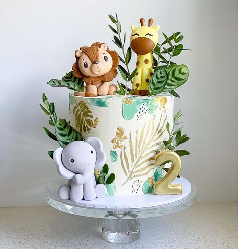 Cakes by Mel az Instagramon: „Safari jungle cake for Sebastian 💚 Adorable toppers from @hello.cakers . . . #cakesbymel #cake #cakes #cakesofinstagram #cakeart…” Jungle Safari Cake, Jungle Birthday Cakes, Zoo Cake, Jungle Theme Cakes, Boys First Birthday Cake, Boys 1st Birthday Cake, Safari Cake, Jungle Thema, Animal Birthday Cakes