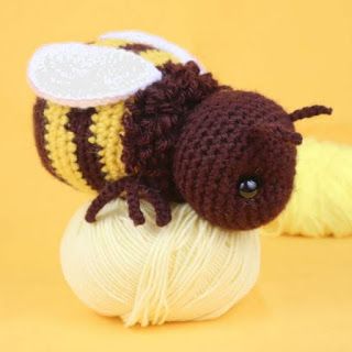 PATRONES AMIGURUMI GRATIS: PATRON GRATIS ABEJA AMIGURUMI 43957 Bumblebee Crochet, Crochet Bees, Valentine Crochet, Bee Crochet, Bee Free, 4mm Crochet Hook, Confection Au Crochet, Cool Crochet, Crochet Bee