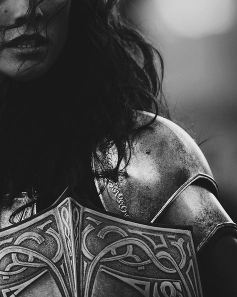 Female knight in armour, face close up | Visual writing prompt & woman character inspiration | Girl warrior | Medieval knight gender bender | Fantasy setting idea | Book prompt Lady Sif, Half Elf, Grey Warden, Oc Inspiration, Warrior Princess, Fantasy Aesthetic, Arte Fantasy, 판타지 아트, Story Inspiration