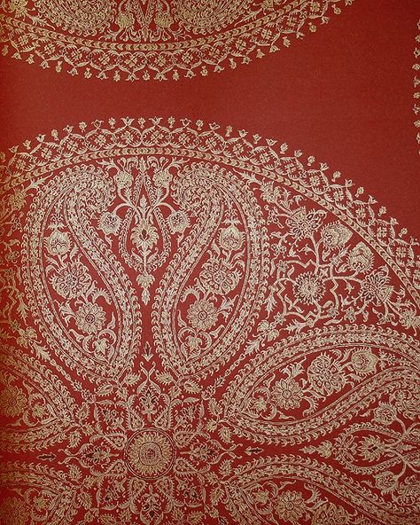 Deep Red Wallpaper, Wallpaper Paisley, Circles Wallpaper, Paisley Wallpaper, Red Pictures, Luxury Wallpaper, Design Wallpaper, Luxury Collection, Red Wallpaper