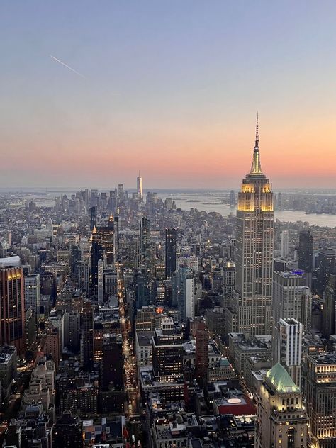 New York What To Do, Nyc Sunset Aesthetic, Summit One Vanderbilt Photo Ideas, Nyc Places To Visit, Sunset Nyc, Summit One Vanderbilt, One Vanderbilt, Nyc Dream, Nyc Sunset