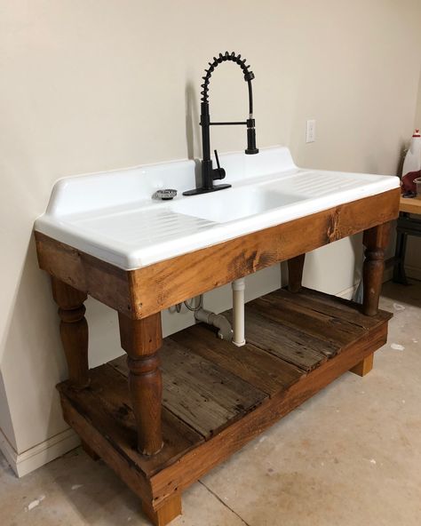 Cast Iron Kitchen Sinks, Garden Sink, Vintage Sink, Cast Iron Sink, Barn Kitchen, Outdoor Sinks, Cabin Kitchens, Farmhouse Kitchen Design, Farm Sink