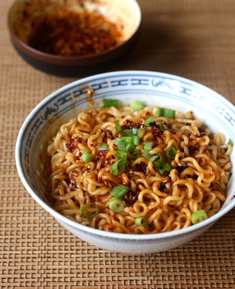 Spicy Korean Chili Seasoning Spicy Ramen Noodle Recipes, Chili Ramen, Chili Dressing, Spicy Ramen Noodles, Chili Seasoning Recipe, Korean Chili, How To Make Ramen, Asian Spices, Noodle Recipes Easy