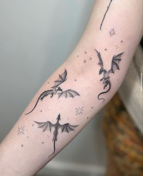 Miniature Tattoos, Small Dragon Tattoos, Bookish Tattoos, Dragon Tattoo For Women, Fantasy Tattoos, Dragon Tattoos, Theme Tattoo, Zodiac Tattoos, Tatuaje A Color