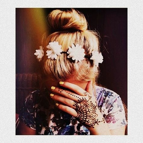 Powerful female vocalists at their best Grunge Tattoo, Hipster Hairstyles, Medium Curls, Flower Crown Hairstyle, Hair Images, Henna Mehndi, Soft Grunge, Hippie Style, Flowers In Hair