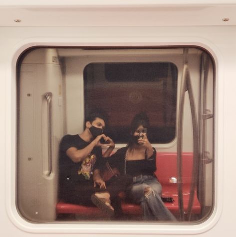 Love couple subway sweet train metro ride aesthetic Tumblr photography mirror selfie vintage Couple Train Photography, Couples In Metro Train, Metro Couple Aesthetic, Metro Train Photography, Metro Couple Photoshoot, Train Couple Photoshoot, Subway Couple Aesthetic, Train Love Couple, Aesthetic Metro Pictures